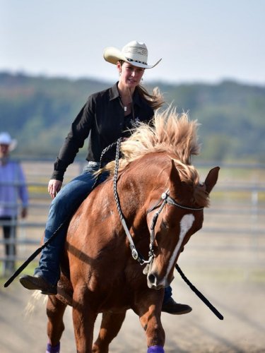 Sur ma jument &agrave; la finale Provinciale de Cowboy Extr&ecirc;me, classe...
