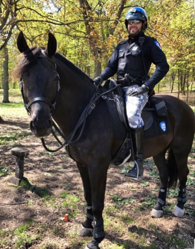 La police &agrave; cheval du coin! Super gentil