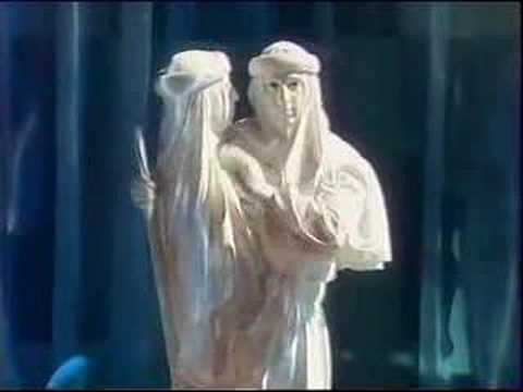 Un peu de magie, La statue