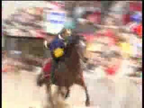 Voltige cosaque lors des f&ecirc;tes m&eacute;di&egrave;vales de gu&eacute;rande en 2002, L'intro est un peu lente, mais bien int&eacute;gr&eacute;e avec la...